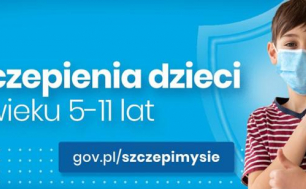 Grafika przedstawia młodego chłopaka w maseczce i z plastrem na ramieniu po szczepieniu. Chłopiec pokazuje kciuk uniesiony w górę. Grafika ze strony gov.pl